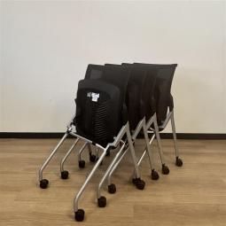 【おしゃれなデザインのMononチェアが入荷！】イトーキ（ITOKI）Mononチェア　■色：ブラック　折りたたんで横に重ねて収納　【2506】弊社使用欄【A01019062】