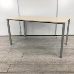 【6台入荷】【パーソナルデスクとしてもつかえる！２～４人用ミーティングテーブル！】 ■オカムラ（okamura）製　アルツァータシリーズ（ALZATA） ワークテーブル　角テーブル　会議テーブル　■W1400×D700×H700mm　■天板木目ナチュラル × 脚シルバー