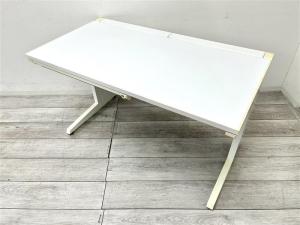 【定価約9万円】【レアな鍵付きの引き出し付！平机の入荷です！！】【人気シリーズのホワイトカラー】■オカムラ製　アドバンス　■ホワイト　■W1200 D700 H720　※引き出しは片側のみついております。