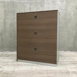 【珍しいカラーリング！高品質で使いやすい人気の3段引き出し式書庫！】■オカムラ（okamura）製　レクトラインシリーズ　3段ラテラル書庫　ローキャビネット　■本体：シルバー　天板・正面・背面：木目調ブラウン　左側面：化粧板付　■シリンダー錠