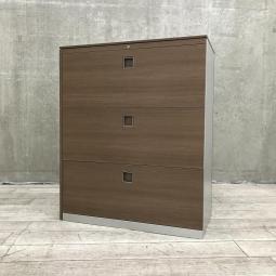 【西】【珍しいカラーリング！高品質で使いやすい人気の3段引き出し式書庫！】■オカムラ（okamura）製　レクトラインシリーズ　3段ラテラル書庫　ローキャビネット　■本体：シルバー　天板・正面・背面：木目調ブラウン　左側面：化粧板付　■シリンダー錠