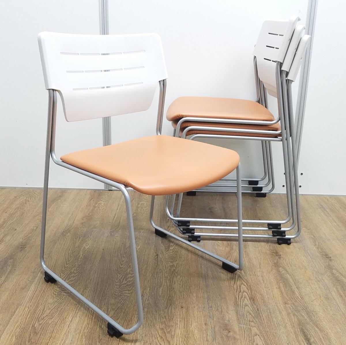 【4脚セット！！】イトーキ製　エレック　ソフトオレンジ　背面樹脂オフホワイト　座面ビニールレザー　キャスター無　重ねられるので収納にも困りません！　ミーティングチェア　スタッキングチェア！！
                        エレック
                                    中古
            