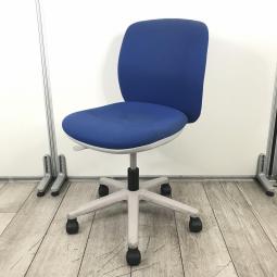 【定価4万円】【シンプルでコンパクトな見た目が可愛らしい!小さめのデスクとも相性抜群!】■ウチダ(UCHIDA)製 エニーザ (Anyza)チェア 肘無しローバック クロスバック ■ブルー×ホワイトシェル