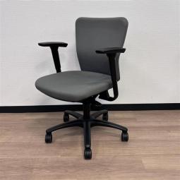 【ワーキングチェアの定番モデル！】足回りコンパクトかつクッション性豊かな座り心地！オフィスの大定番チェア！
■オカムラ/カロッツァ/グレー×ブラックシェル　可動肘付き！