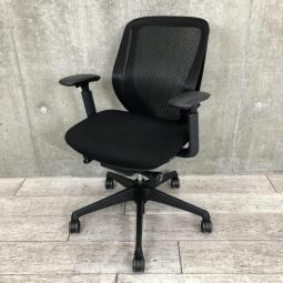 オフィスの新定番！大好評シルフィーチェアが入荷！人気の高いオールブラック！
■オカムラ/シルフィー/ブラック　可動肘付き