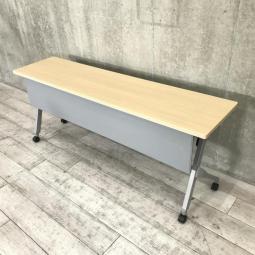 【天板跳ね上げ式でコンパクトに！キャスター付きで移動も楽々！】■オカムラ（okamura）製　フラプター（FLAPTOR）シリーズ　サイドスタックテーブル　■木目ナチュラル　■幕板付き　■幅1800×奥行450㎜【2~3名様でのご利用におすすめ】【2507】弊社使用欄【A01026673】