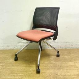 【20脚入荷】オカムラ　クリール　ネスティングチェア　樹脂メッシュ　背：ブラック　座：ピーチ　収納効率もよく会議室にうってつけ【倉庫在庫品】オフィスバスターズ　東大阪店