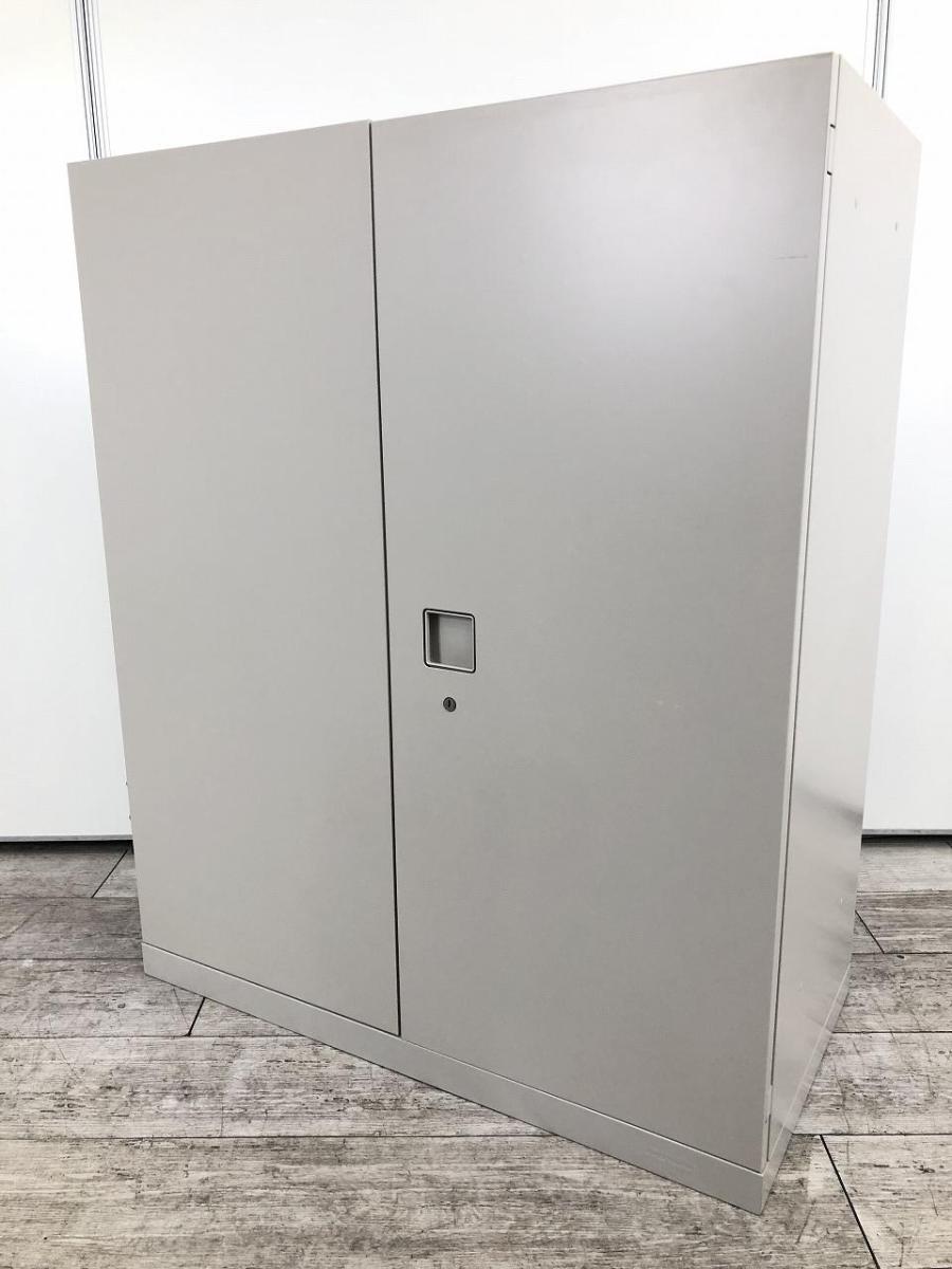 【オフィスの書類をスッキリ整理！取っ手がどの方向からでも開くマルチハンドル！】■オカムラ（okamura）製　レクトラインシリーズ　両開き書庫　ローキャビネット　■グレー　■シリンダー錠
                        レクトライン
                                    中古
            