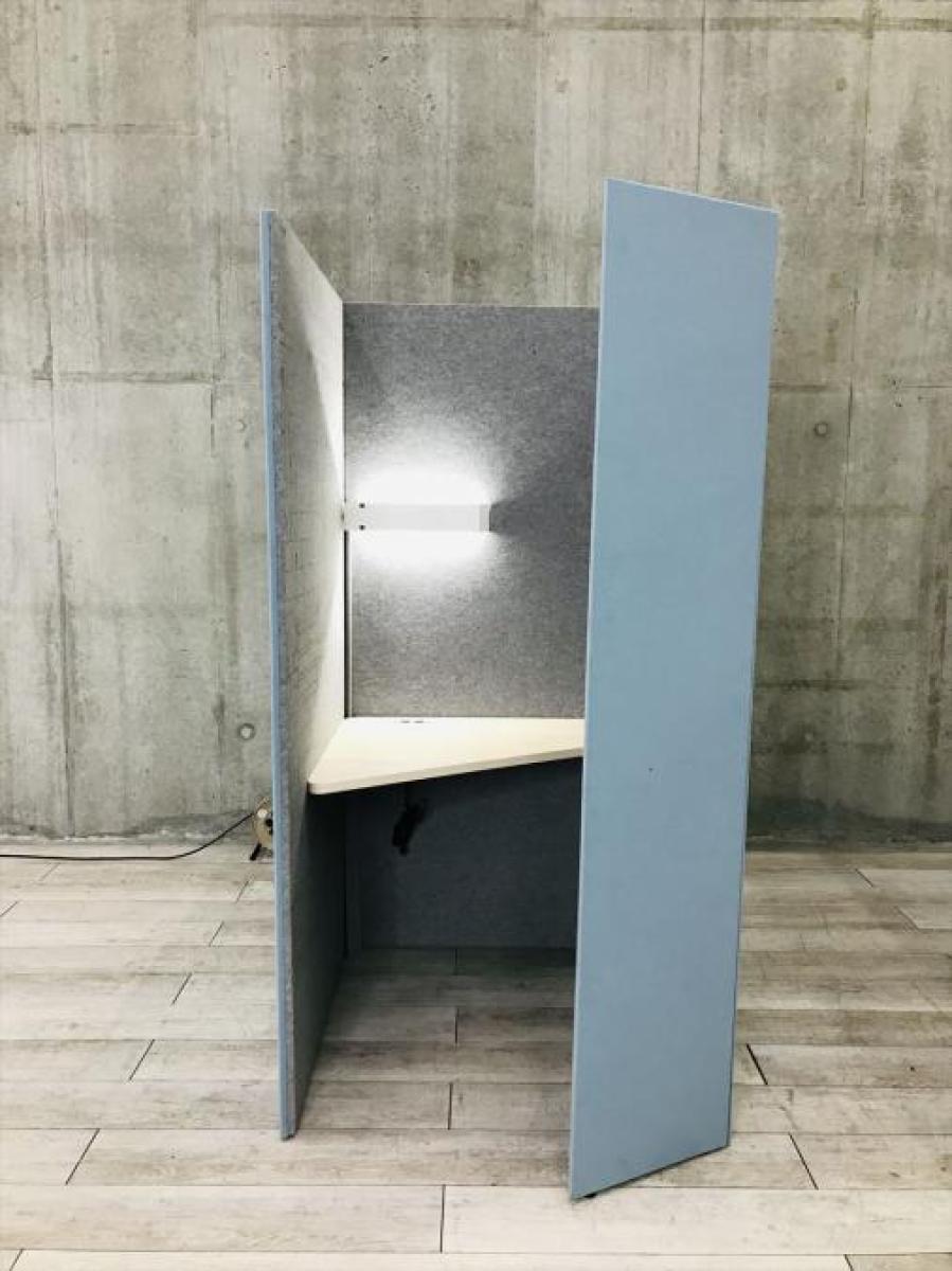 【ワーカーの集中を高めるミニマムなワークブース！】■オカムラ(okamura)製　ドレープシリーズ (テトラタイプ)　集中ワークブース 　ソロワークブース　(W1000/D1000/H1910)　　■ブルー×ライトグレー
                        その他シリーズ
                                    中古
            