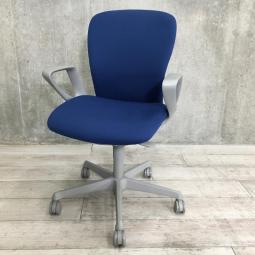 【機能充実のワーキングチェア！身体を包み込むやさしい座り心地！】【K8】■オカムラ（okamua）製　スラートチェア（sulato）　肘付ローバック　■サークル肘　■ミディアムブルー