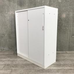 【スライド引き戸だから開閉スペースに困らない！】■コクヨ（KOKUYO）製　エディア（EDIA）シリーズ　2枚引き違い書庫　ローキャビネット　■シリンダー錠　■ベース付き　■ホワイト【弊社使用欄：A01029995】