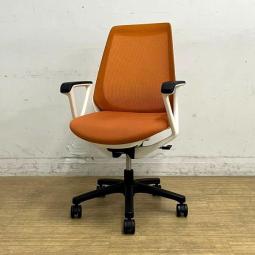 【在庫入替セール】【ロット入荷】イトーキ　ノナ　プレーンメッシュ　ループ肘付き　オレンジ×ホワイトフレーム　コンパクトなサイズ感で女性におすすめ