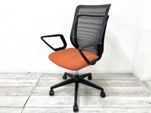 【定価約7万円】【しなやかにフィットする3Dメッシュ！ゆったり背中をサポートするハイバック！】■ウチダ製　AJチェア　肘付ハイバック　■座面オレンジ×背面・脚ブラック　■背面樹脂メッシュ