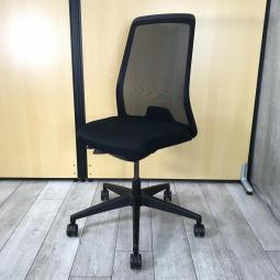 【すっきりとしたフォルムが人気！有名海外メーカー製のスタイリッシュチェア！】■カッシーナ（Cassina）製　インタースツール（Interstuhl）　肘無し　ハイバックチェア　 ■背面メッシュ　■ブラック【弊社使用欄：A01028180】【SN】