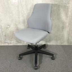 【在庫入替セール品！】【奥深くゆったりと座れて機能も充実！ラウンジソファをイメージしたデザインがおしゃれ！女性に人気のフォルム！】/オススメ(おすすめ) /人気商品【弊社使用欄：A00999329】■コクヨ（KOKUYO）製　 グーフォチェア（Gufo）　肘無し　ローバック　ソフトグレー×ホワイトシェル