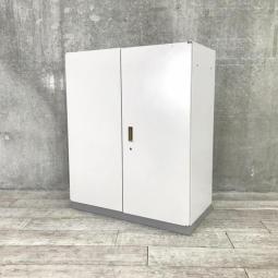 【書類の収納スペースを増やしたい方に！収納力抜群な観音開きタイプのキャビネット】■イトーキ（ITOKI）　シンライン（THIN LINE）　両開き書庫　ローキャビネット　■グレー　■シリンダー錠