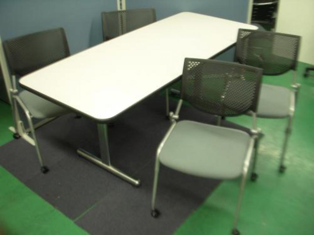 コクヨ製ミーティングテーブル+ｵｶﾑﾗ製ミーティングﾁｪｱーセット
                                    中古
            