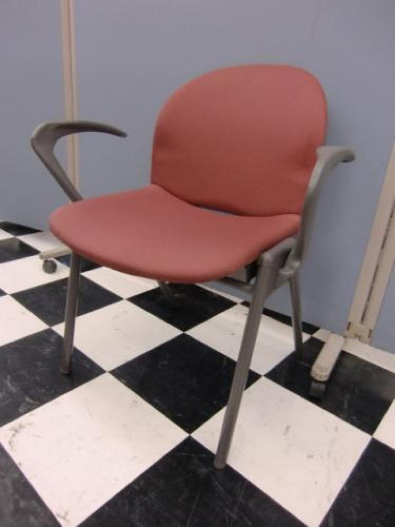 ■積み重ね可能■【残り2脚の為特価】コクヨ　肘付きスタッキングチェア【会議チェア】
                                    中古
            