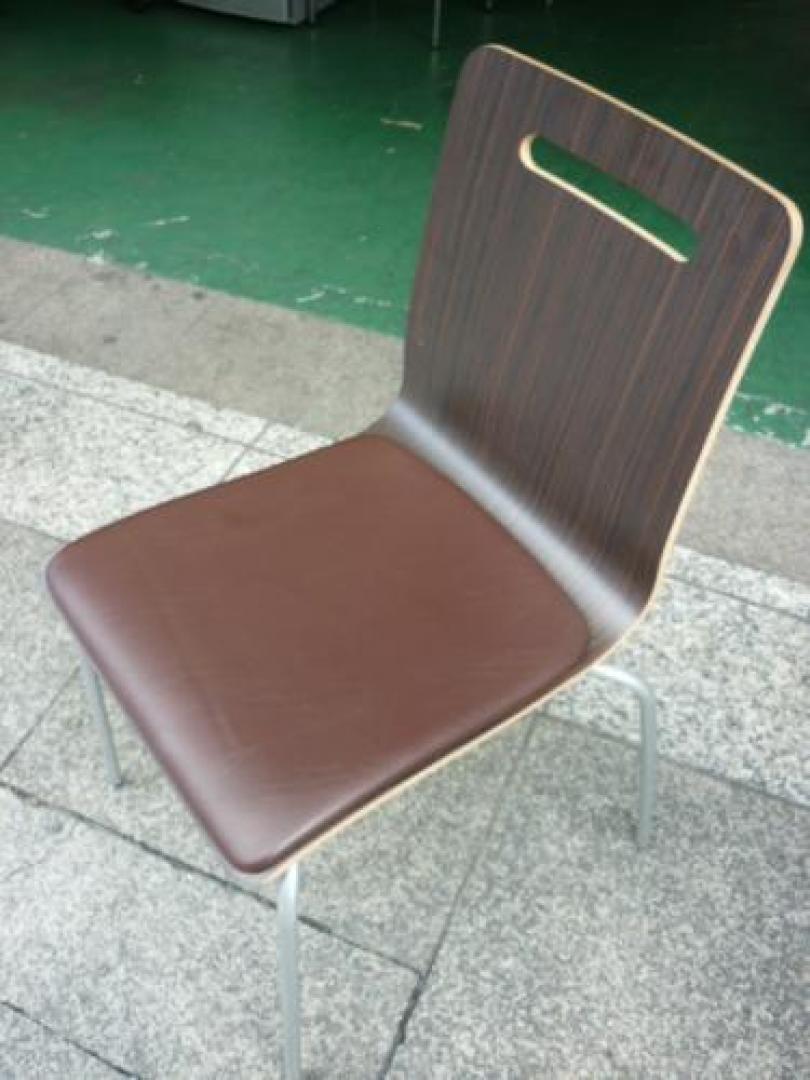 ダークブラウン・スタックチェア！8脚入荷致しました。重ね合わせることができるので、収納便利！梅田本店06-6948-8520【会議チェア】
                                    中古
            