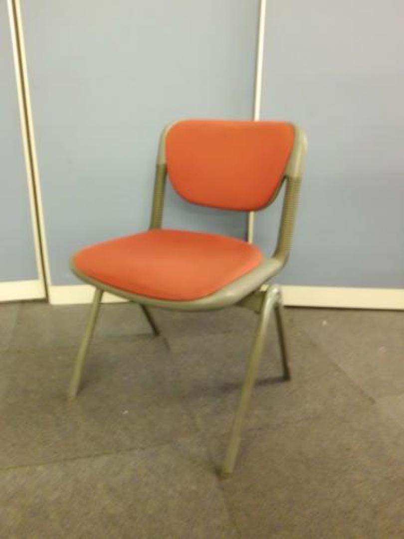 【スタッキングチェアなのに座面が動く】バーテブラチェア　心暖まるレッドカラー　■5/30値下げ【会議チェア】
                                    中古
            