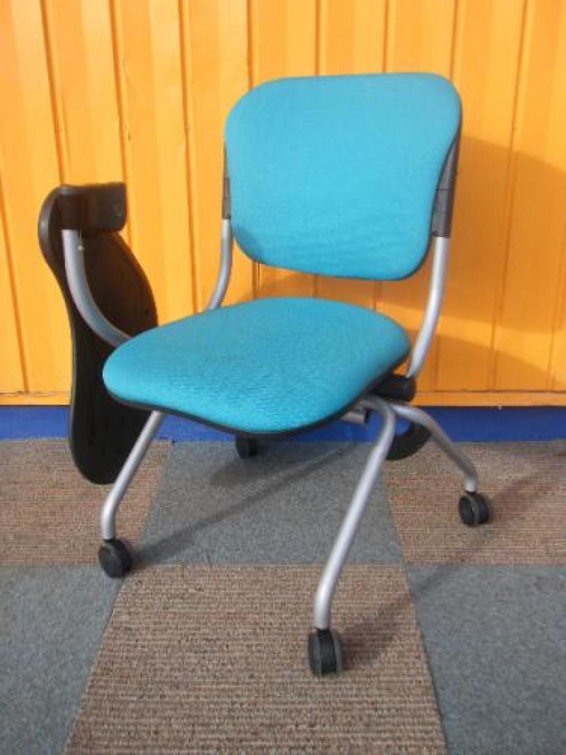 【ぞくぞく】■□TORISONネスティングチェアテーブル付□■【会議チェア】
                                    中古
            