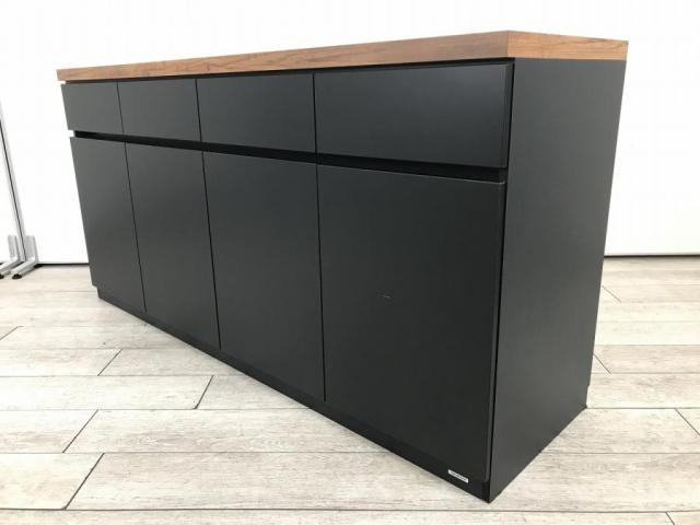 【オシャレな天板ナチュラル×ブラックカラーの大型カフェキャビネットが入荷!落ち着きのある素材で居心地良い雰囲気を演出!木の素材を追求した天板!】■オカムラ(okamura) 製 カフェキャビネット W1800×D520×H890㎜ ■ブラック/天板:木目ナチュラル