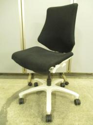 【在庫入替セール品！】【自由な動きと疲れにくく快適な座り心地を実現！】■イトーキ　エフチェア　ブラック　クロスタイプ　ホワイトフレーム　■三次元フォルムが腰にフィット！