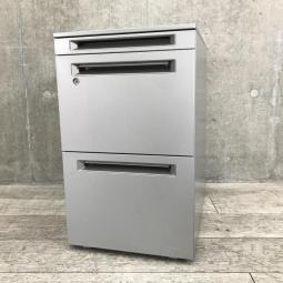 【在庫入替セール品】【シリンダー錠でセキュリティ面も安全！使い勝手のよい人気3段ワゴン！メタリックなカラーリングでフリアドとの相性も抜群！】■オカムラ(okamura)製　アドバンスシリーズ　3段ワゴン　フリアド用　■シルバー　■シリンダー鍵