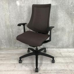 【在庫入替セール品！】大人気/希少カラー/オススメ　イトーキ（ITOKI）　エフ（ｆ）チェア　ハイバック肘付き　固定肘　メッシュバック　チョコレートブラウン