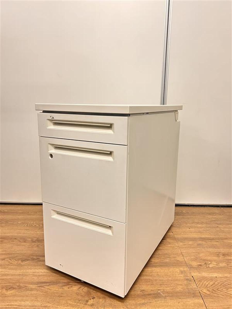 【2台限定】3段脇机　オカムラ　ホワイト　シリンダー錠　鍵付き　H720のデスクと一緒にお使いくださいませ　オフィスバスターズ　梅田本店【未】
                        プロユニット
                                    中古
            