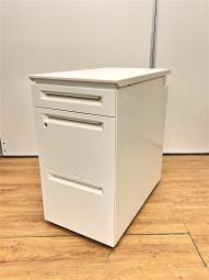 【2台限定】3段脇机　オカムラ　ホワイト　シリンダー錠　鍵付き　H720のデスクと一緒にお使いくださいませ　オフィスバスターズ　梅田本店【未】