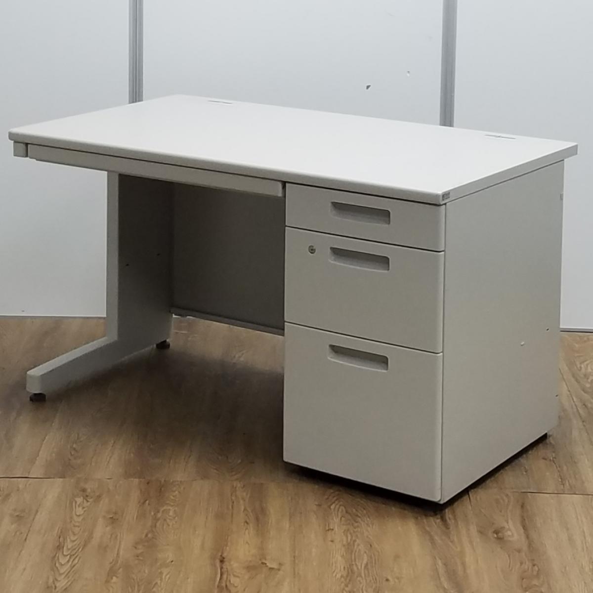 【T9】【商品入替のため、1台限り】コクヨ製　BSシリーズ　ニューグレー　W1200サイズ　スタンダードなデザインで高品質！　スタッフ増員の際にオススメ！　人気のBS片袖デスク！ 　W1200片袖机！！
                        BS+
                                    中古
            