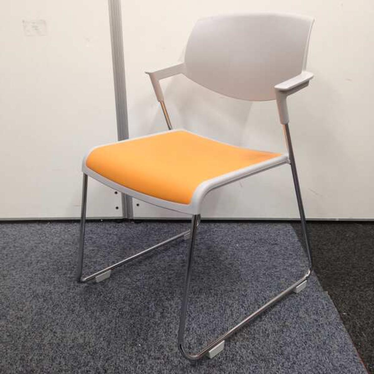 【在庫セール品・2脚限定】【T9】【K9】■コクヨ（KOKUYO）製　サティオシリーズ　スタッキングチェア　肘付　■固定肘　■背面：グレーシェル/座面ビニール：タンジェリンオレンジ【肘一体型のシェルが身体への負担を軽減！】
                        サティオ
                                    中古
            