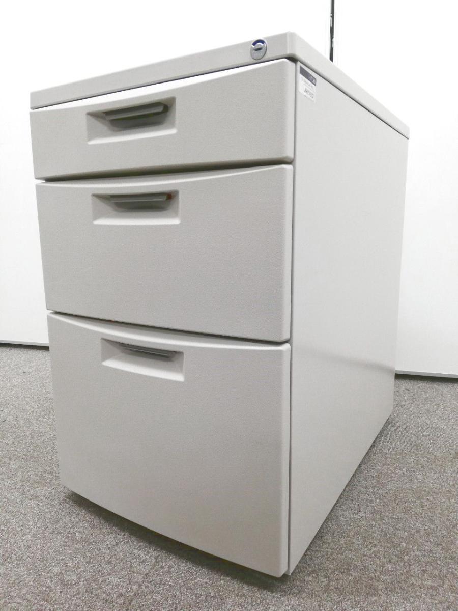 【在庫セール品・2台限定】【T9】■イトーキ（ITOKI）製　CZシリーズ　3段ワゴン　デスクインワゴン　H620㎜　■キャスター付　■ホワイトグレー　■シリンダー錠【デスク下の収納・書類管理に！使いやすさ抜群のキャスター付き３段ワゴン】
                        CZシリーズ
                                    中古
            