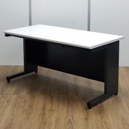 【T9】【商品入替のため、残り1台限り】プラス製　フラットラインシリーズ　ホワイト　珍しいブラックフレーム　ホワイト天板とブラック脚のコントラストがオシャレ！　広々使えるW1400サイズ　W1400平机！！