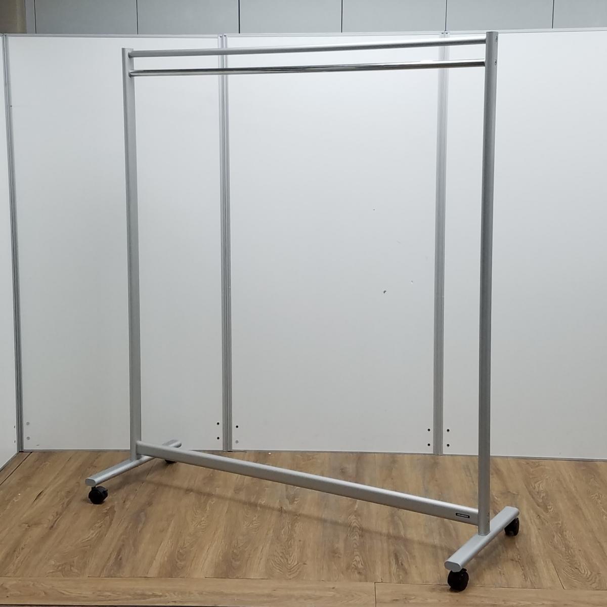 【T9】【商品入替のため、残り1台限り】【21年度製】オカムラ製　シルバー　W1500サイズ　多人数で使用できます！　会議室やイベントでの使用にもオススメ！　約20分名のコート・ジャケットが掛けられます！　コートハンガー　バータイプ！！
                        その他シリーズ
                                    中古
            