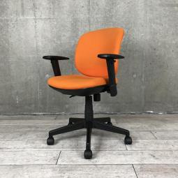 【在庫セール品・6脚限定】【T9】■プラス製 (PLUS)　プリセア (Presea)　肘付ローバック　■可動肘　　■オレンジ × シェルホワイト / 脚・肘ブラック【シンプルなのに上質・座る人を選ばないフィット感！】