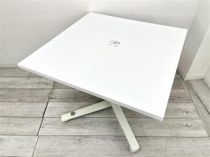【定価約10万円】【折り畳み可能な角テーブル！】■オカムラ/ライブスシリーズ　■ホワイト　■キャスター付き 　■コンセントユニット付