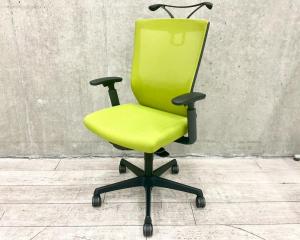 【在庫入替セール品】【ハンガー付きのメッシュチェア！】オカムラ（okamura）エスクードチェア　メッシュ仕様　■色：ライトグリーン　可動肘　コートハンガー付き【弊社使用欄：A01017516 K】【KN】