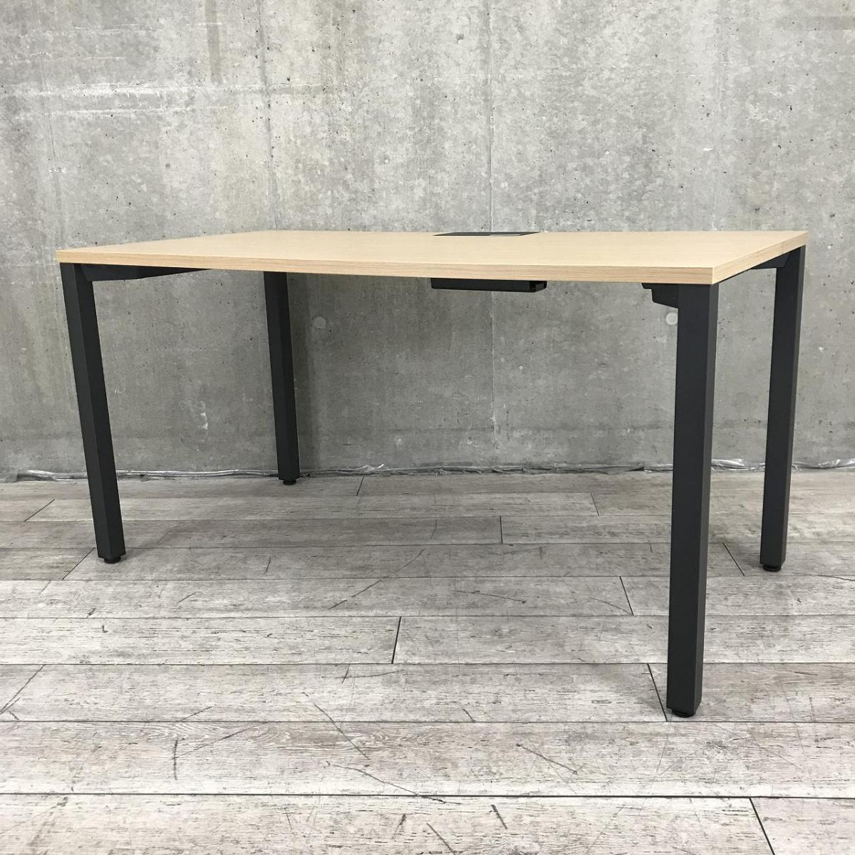 【おしゃれな木目＆ブラックデスク！ゆったり使用できる幅1400mm・便利なコンセント付き！】■イトーキ（ITOKI）製　アクトリンク(Act Link)シリーズ　四角テーブル　パーソナルテーブル（平机タイプ）　W1400㎜　■コンセント付　■天板：木目ナチュラル/4本脚：ブラック
                        アクトリンク
                                    中古
            