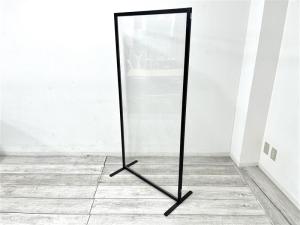 【定価約3万円】【空間のしきりに便利な透明なローパーテーションな入荷！】■ローパーティション　■ブラックフレーム　■足付