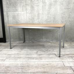 【1台限定】【在庫入替品】【会議や打ち合わせにオススメの人気ミーティングテーブル！シンプルなデザインで様々な空間にフィットする定番商品！】■オカムラ（okamura）　ライブス（Lives）　ミーティングテーブル　会議用　W1500㎜　■天板 ナチュラル / 4本脚 シルバー　オフィスバスターズ　梅田本店【T9】