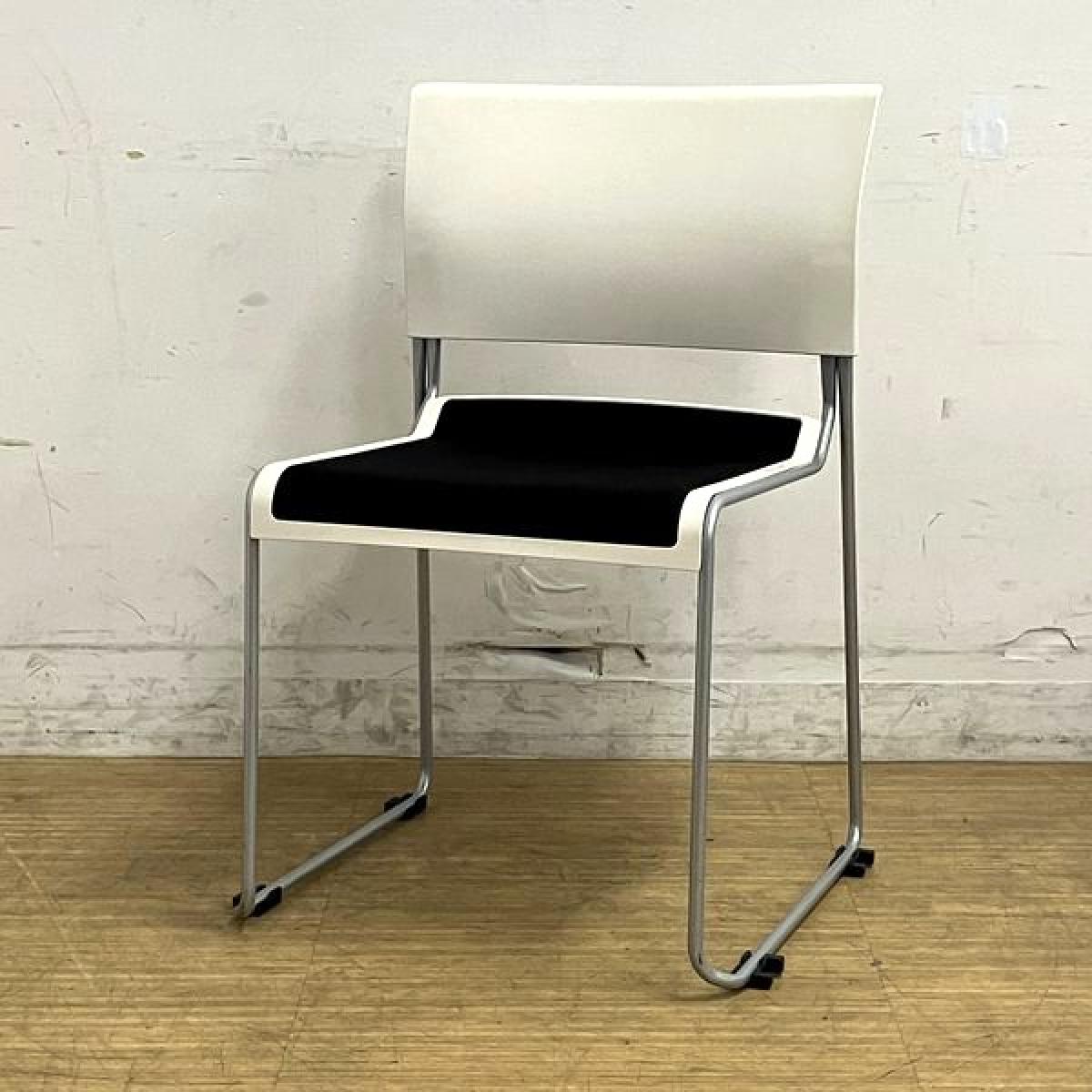 イトーキ　ルベック　スタッキングチェア　背ヌードタイプ　背：ホワイト（樹脂）　座：ブラック（クロス）　脚：シルバー
                        ルベック
                                    中古
            