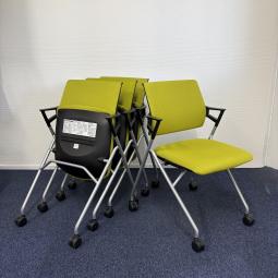 【定価約5万円】【使わない時は重ねて収納!肘付きで長時間の会議も安心の座り心地】■コクヨ(KOKUYO)製 ピエガシリーズ ネスティングチェア ミーティングチェア ■固定肘/キャスター付 ■背クッションタイプ ■グリーン×ブラックシェル