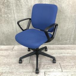 【ふっくらクッションが心地よい！コスパの良いワーキングチェア！】■オカムラ（okamura）製　CG-Rチェア　肘付きローバック　■ブルー　■サークル肘【AD】