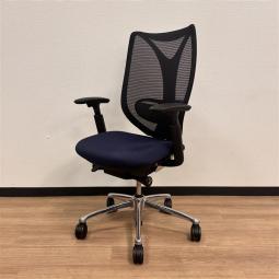 【前傾チルト付きで作業効率アップ！オフィスにもご自宅用にも人気！】■オカムラ（okamura）製　Sabrina（サブリナ）　ハイバック　肘付き　■背面メッシュ　■可動肘　■ネイビーブルー × ブラックシェル肘部分は代替品にて流用【2508】弊社使用欄【A01029993】※