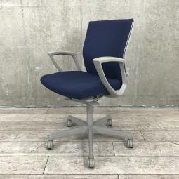 【長時間のデスクワークもランバーが快適にサポート！オフィスの定番チェア！起業や入替に！】■オカムラ(okamura)製　エスクードチェア (ESCUDO)　ローバック　肘付き　■サークル肘　ランバー付　■ダークブルー×グレーシェル【弊社使用欄：A00996854】