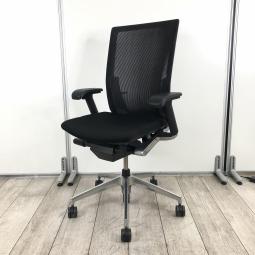 【通気性と耐久性に優れた高品質のメッシュチェア！】■イトーキ　ヴェントチェア　可動肘付　ブラック　ストライプレイヤー　■確かな座り心地でデスクワークを快適にサポート！　※背面上部メッシュに擦れ・ホツレがあるためお安く！【A01029939】