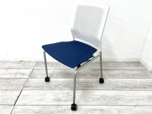【定価約3万円】【汚れが目立ちにくいネイビーブルー！！収納可能なネスティングチェア！】■内田洋行/FM-500 　■ネスティングチェア　■座面ブルー＋背もたれホワイト　※残り1脚