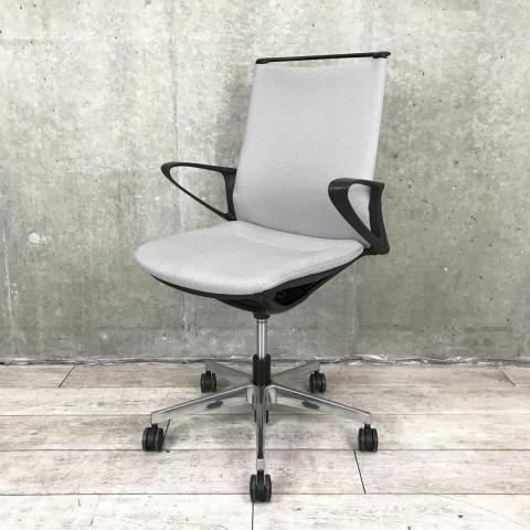 オカムラ　肘付モードチェア　ライトグレー オカムラ モード オフィスチェア ミドルバック メッシュタイプ